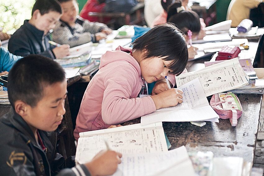 女生做题的时候大都比较乖,班上的男生喜欢讲话,做鬼脸,惹班长生气。