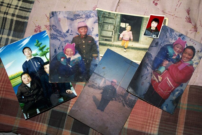 在没长瘤子前,年轻的李红芳算是村里的漂亮姑娘(右一)。但命运从来就没有垂青过她,她出生后没多久就父母双亡,到20多岁时结了婚,生了两个男孩。