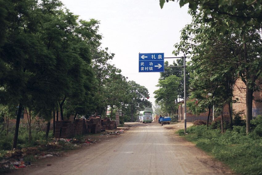 这就是我知道的关于她,和姜村的全部故事。她是一位勇敢的母亲,虽然脸上的7个肿瘤让她的生活支离破碎,但她说自己知道“健康的父母就是儿女最大的财富”。她自己从小没爹娘,知道其中的苦,不希望自己的儿子也受这样的苦。“所以不管怎样我也要撑久一点”,她说。