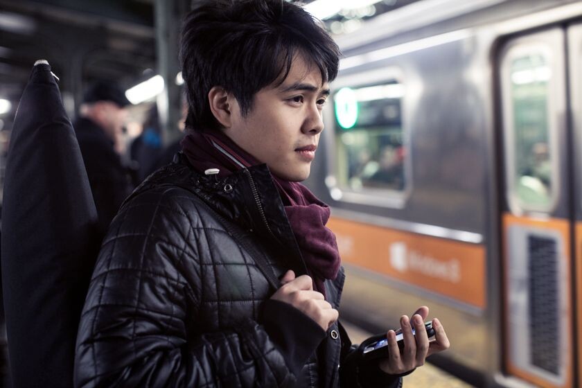 04<br />
每周四晚上，庞裴都会在下班后赶回家中拿吉他，换下正装，再坐7号线到纽约皇后区的乐队排练室，雷打不动。