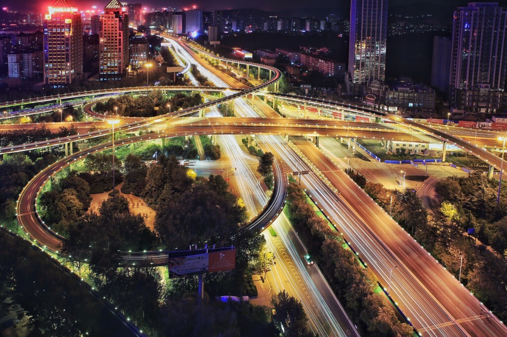 夜晚的立交，闪动的灯光点缀着，像是城市的音符。