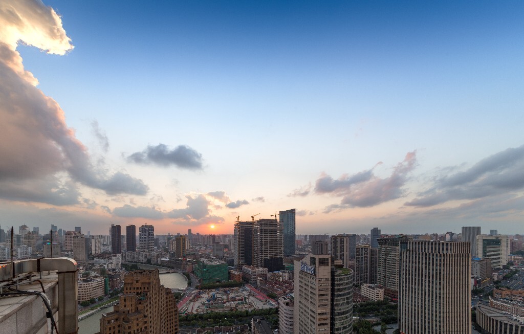 九月,美丽的落日。