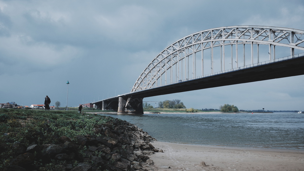 阴云下的桥荷兰奈梅亨
