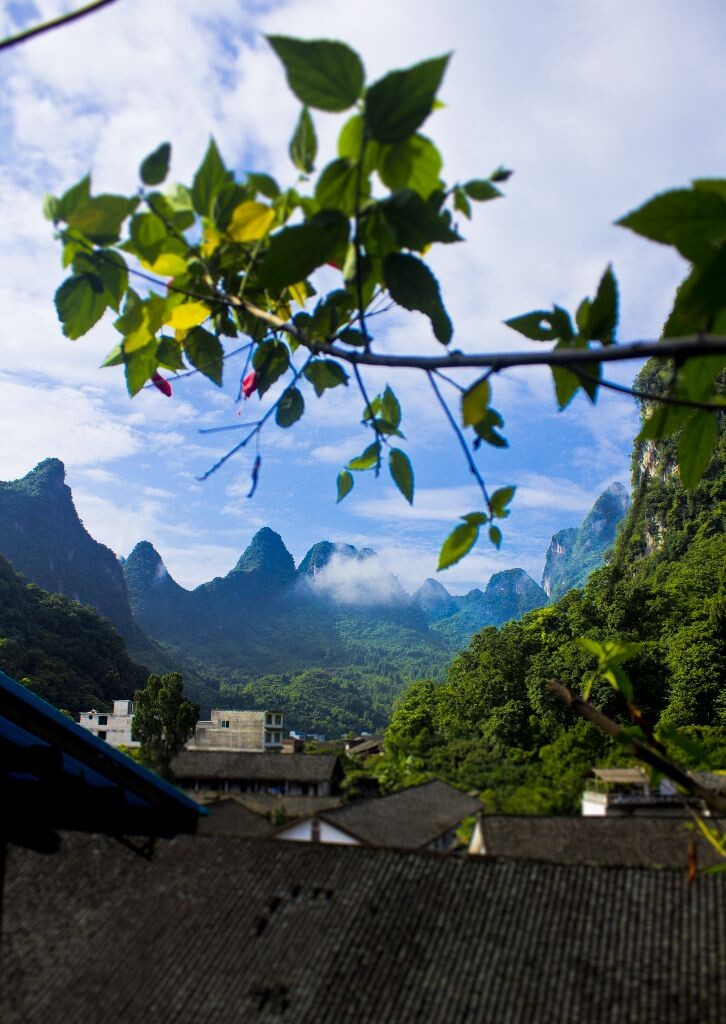 窗外的风景<br />
七点起床时跑到窗外伸个懒腰发现的美景，于是迫不及待的拿出相机咔擦了一张。远处还有尚未消散的云雾。