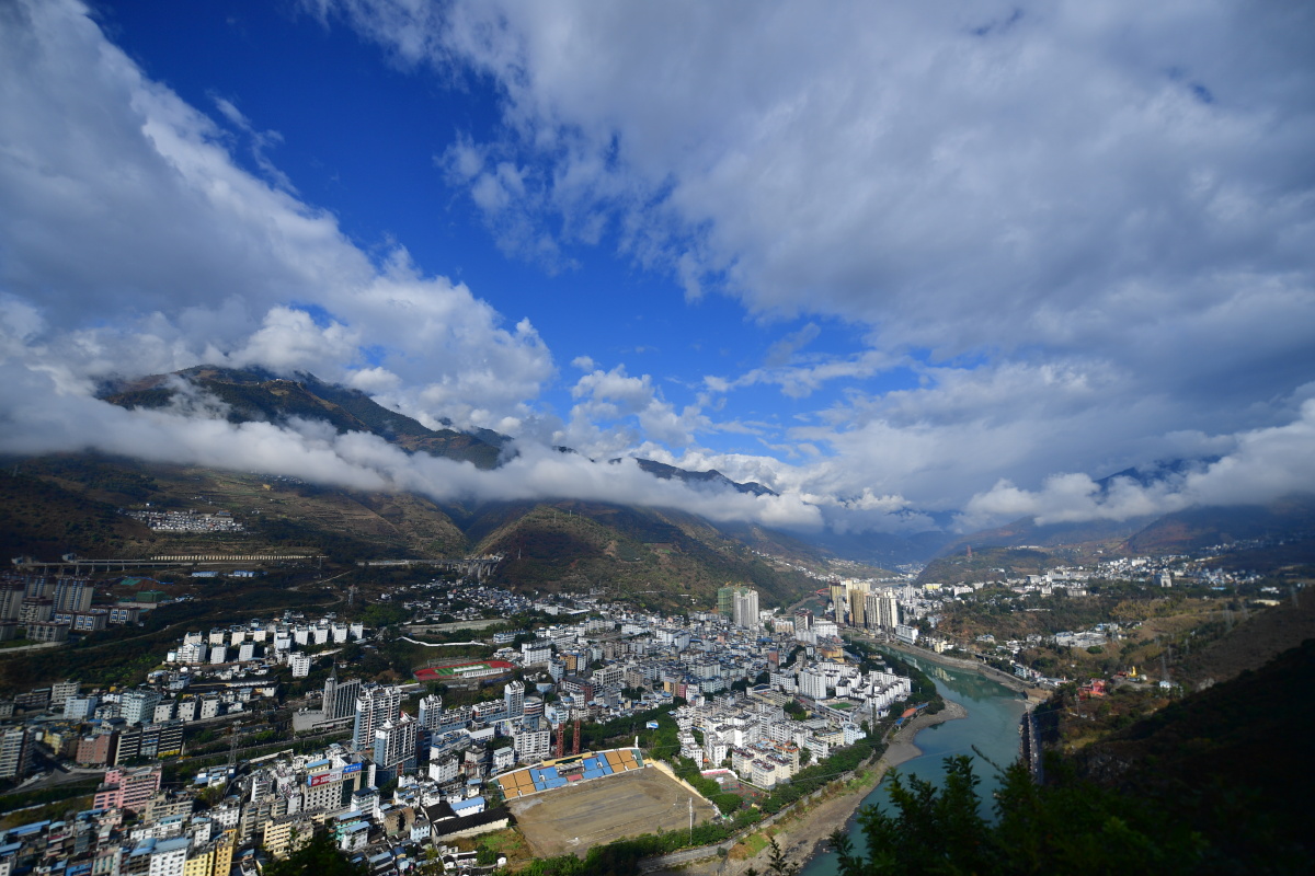 悬崖下的六库怒江六库老城