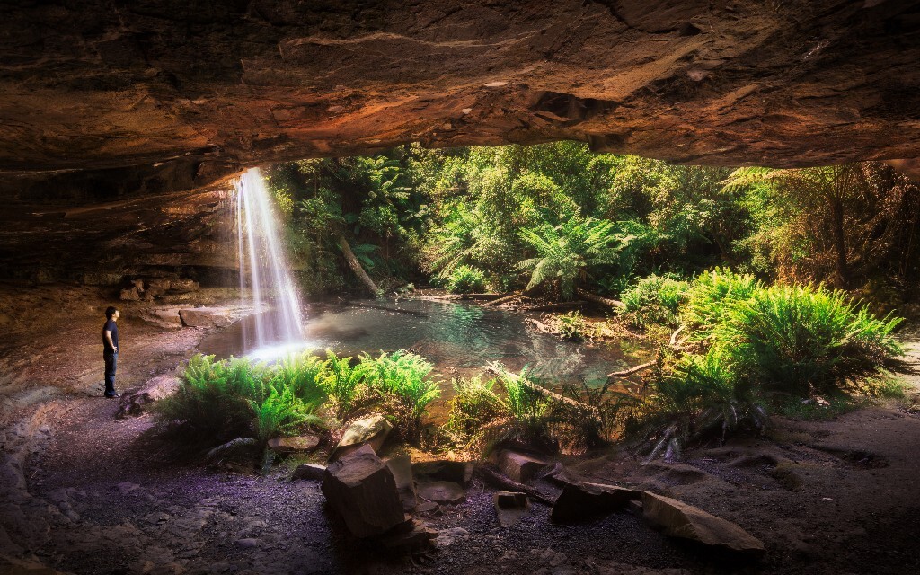 @Kalimna Waterfalls 龙恩小镇附近的国家森林公园。一直想找传说中的那种在瀑布后面形成天然洞穴的奇特自然奇观，图虫上，有人可以解释这种地貌成因的吗？<br />
三张解决大光比。