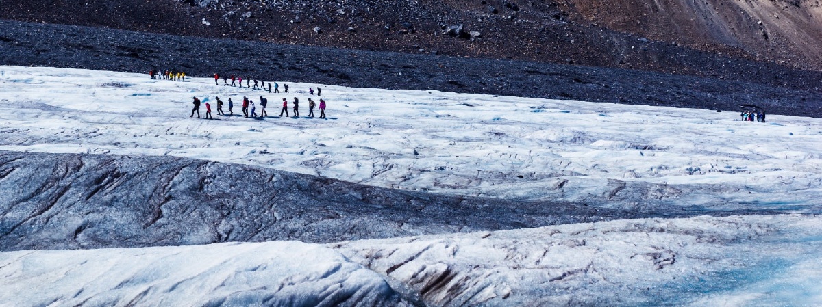 徒步登上哥伦比亚冰原的游客,在不断挑战大自然,挑战自我.