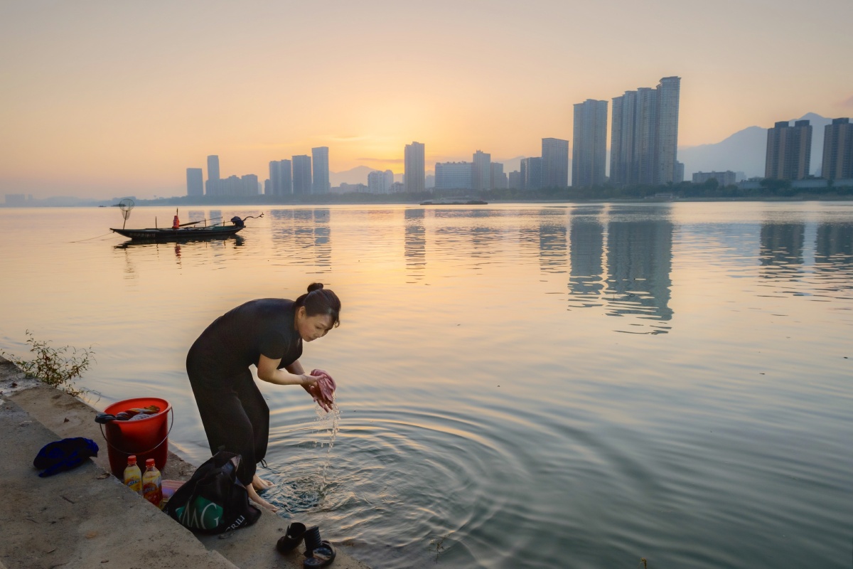 清晨江边洗衣服的女人