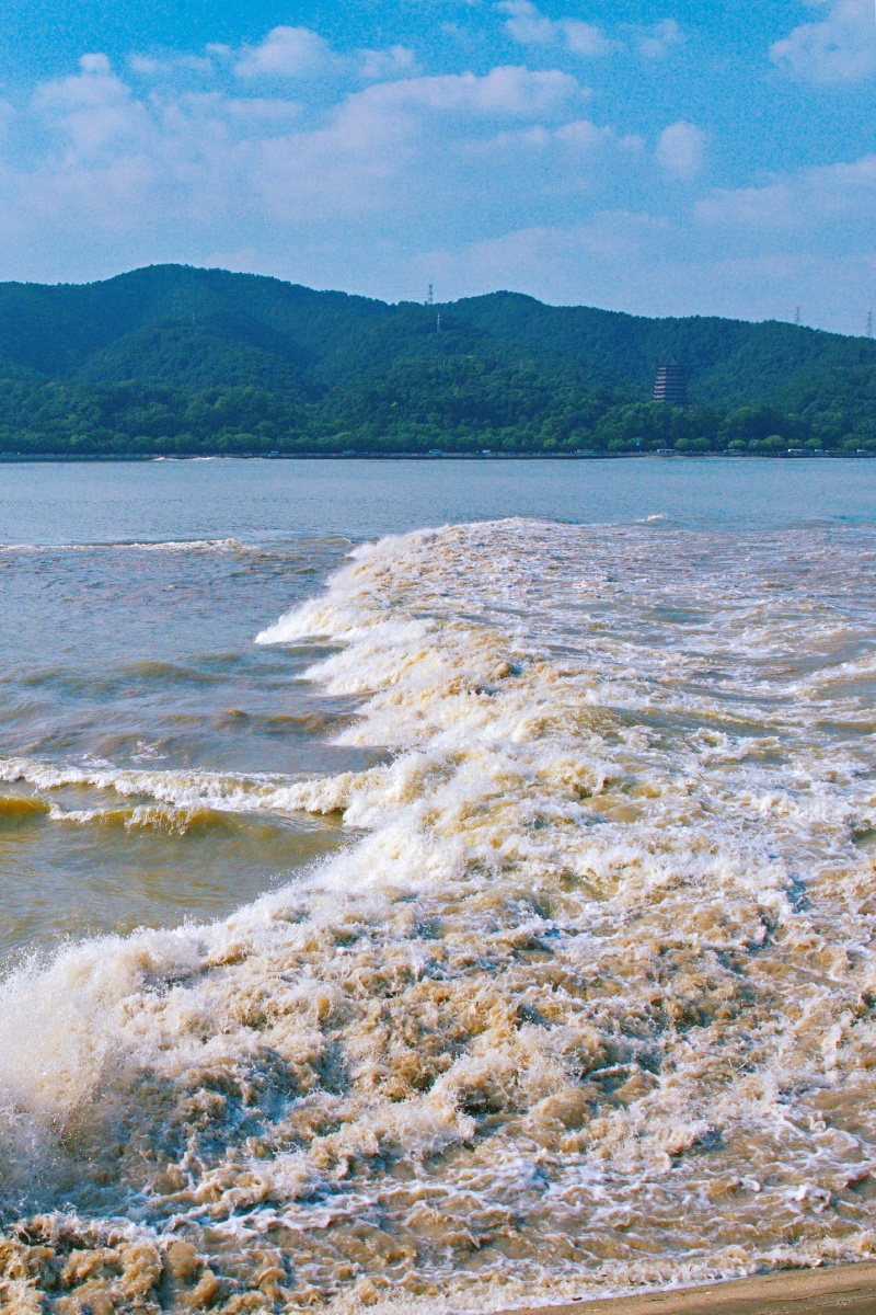 钱江潮天下无摄于杭州钱塘江大桥