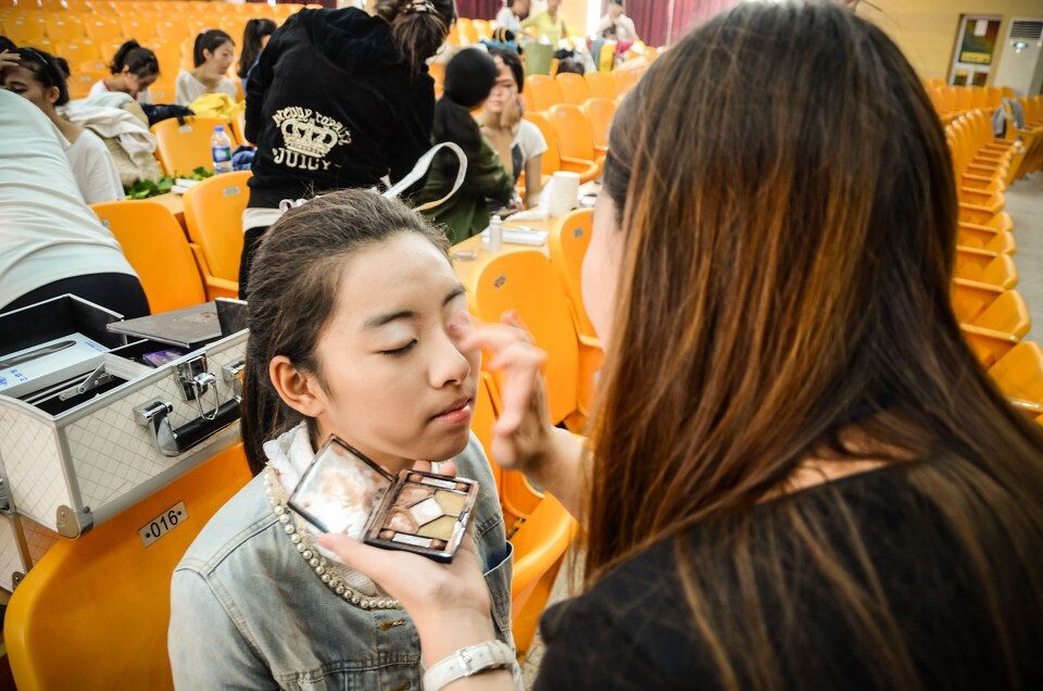 辛苦给学妹化妆的学妹<br />
