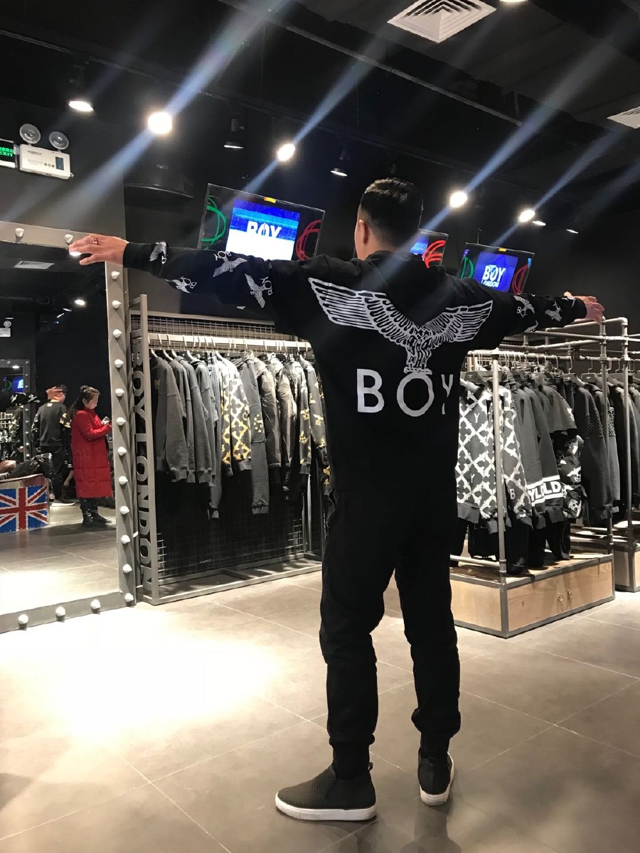 lol主播悟空鞋子店,韩团:猥琐到6对面是豹女吸血鬼骚扰