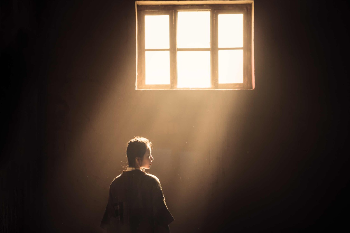 窗外的人渴望回到窗内窗内的人渴望来到窗外于是窗外的人想尽办法钻到