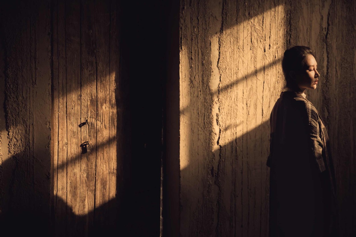 窗外的人渴望回到窗内窗内的人渴望来到窗外于是窗外的人想尽办法钻到