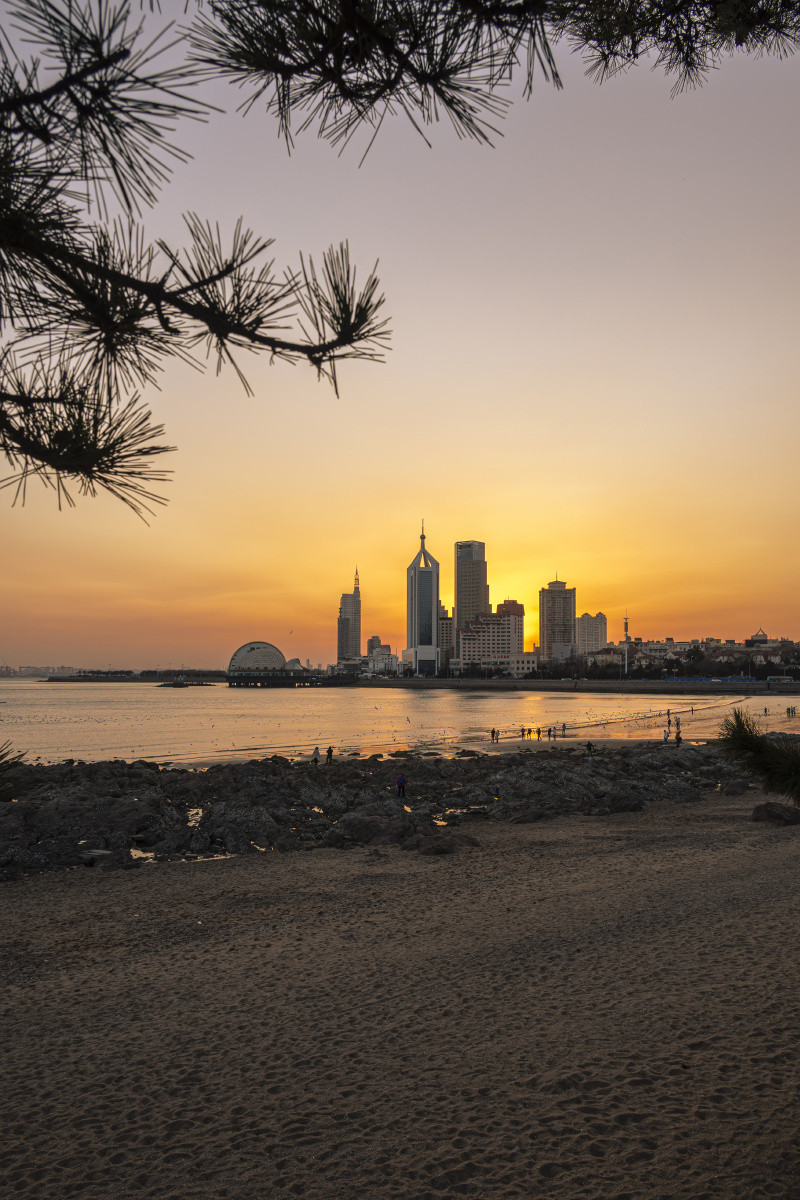 夕阳下的青岛海滨