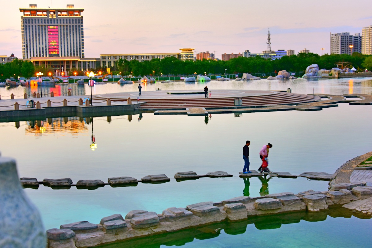 夕阳下的石河子市人工湖
