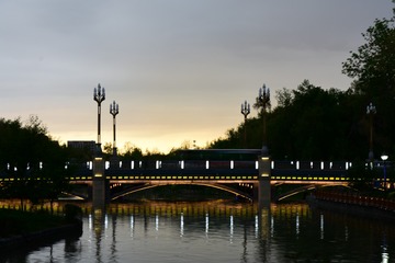 973854