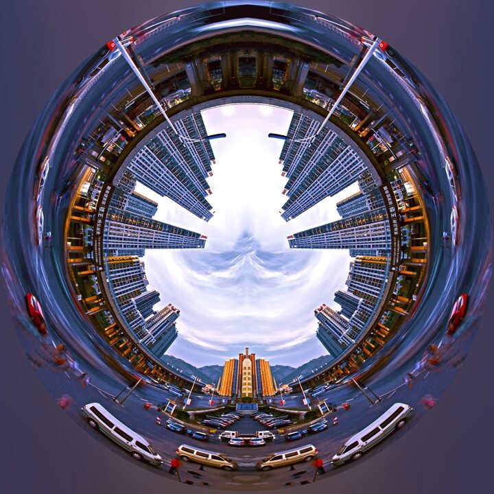 围城<br />
难道这不是一个现代城市被建筑、汽车、马路纵横交错包围起来的缩影吗？，