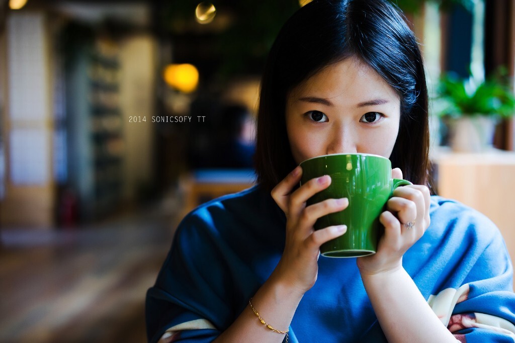 喝你个头！不能喝！<br />
就喝一口~~<br />
不行！<br />
喝了考虑给你换显示器~<br />
服务员！