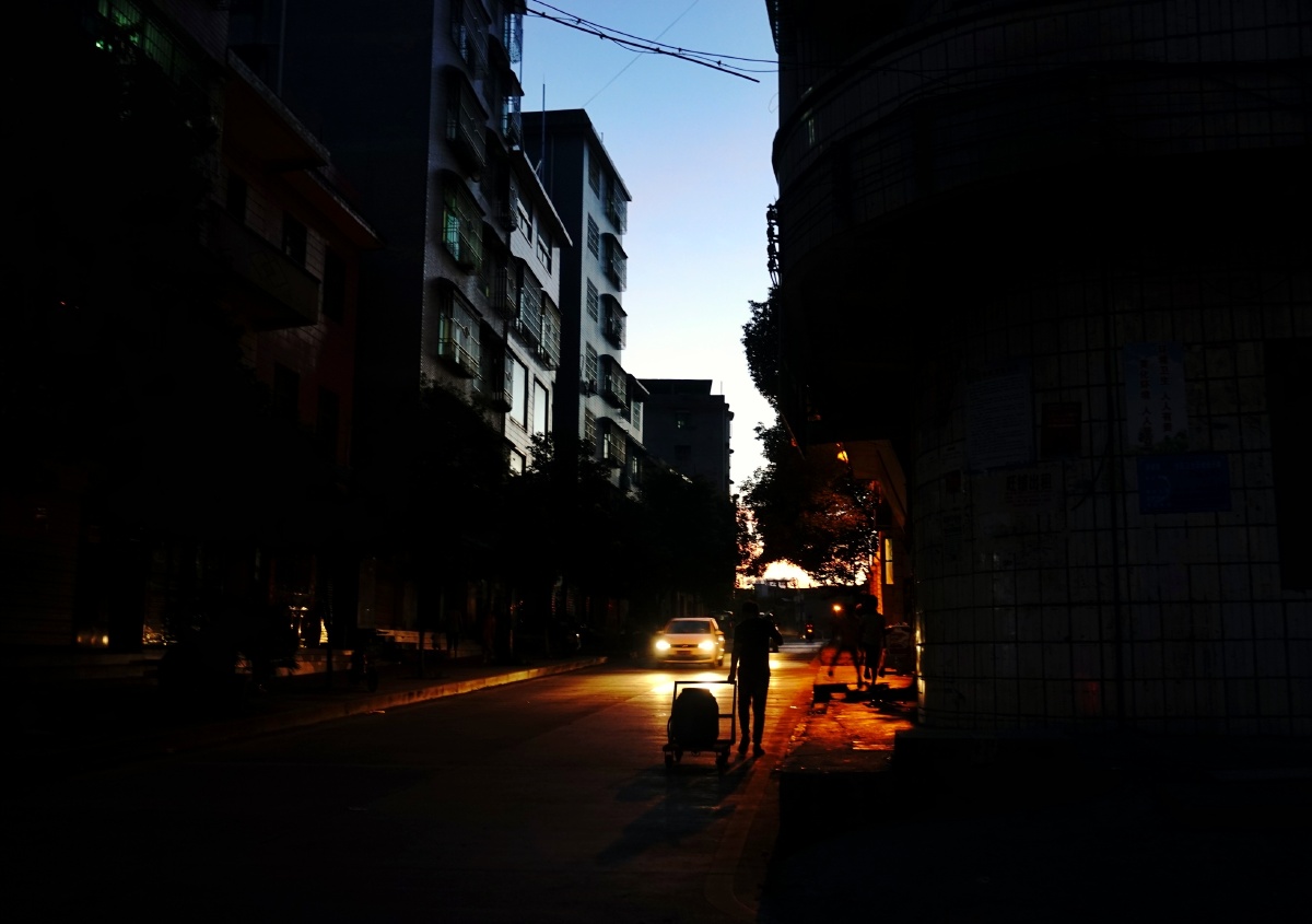 夜幕将至的回家人