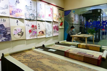 展架前面的人