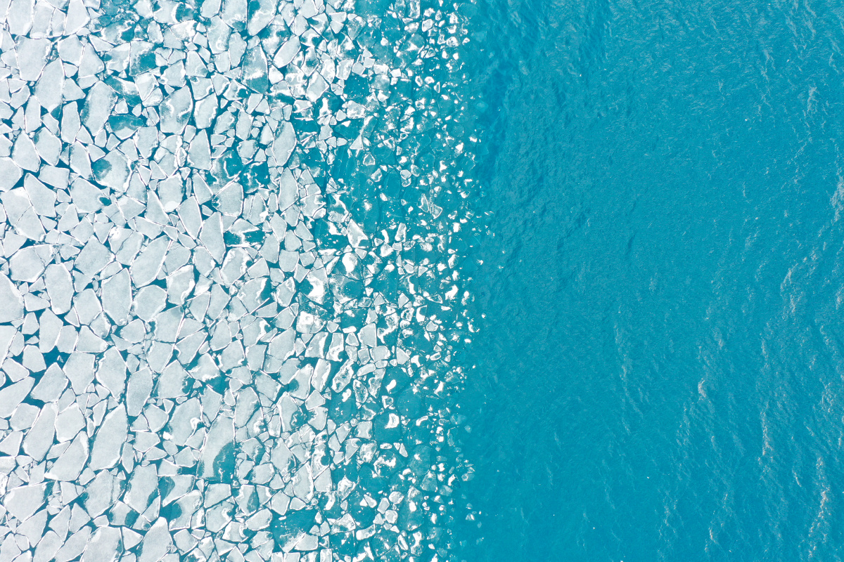 即将融化的浮冰与湖水的交界处猜猜这是西藏的哪个湖