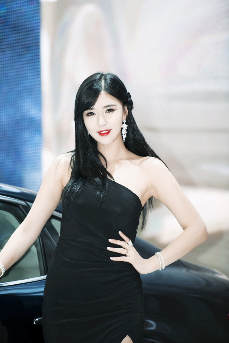 韩国车模界的干露露号称乳神火爆全球