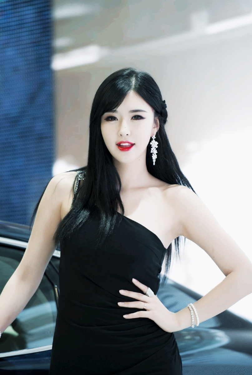 韩国车模界的干露露号称乳神火爆全球