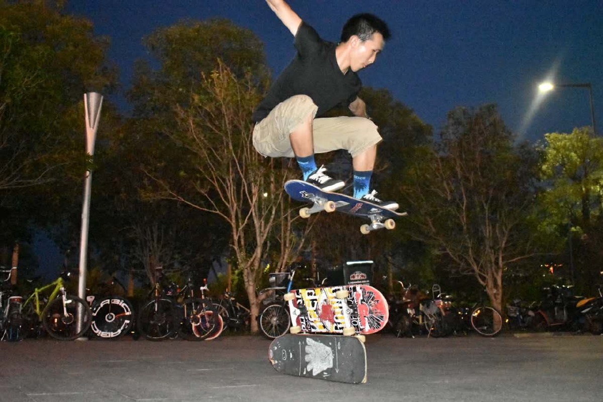 滑板拍摄姿势一定要帅,相机角度要低.