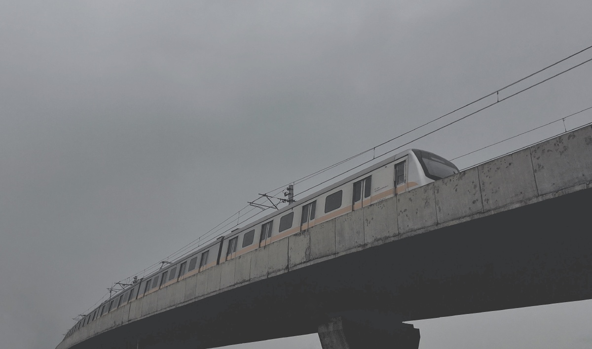 微风细雨,天色不怎么好就索性降低对比度制造一种老照片性