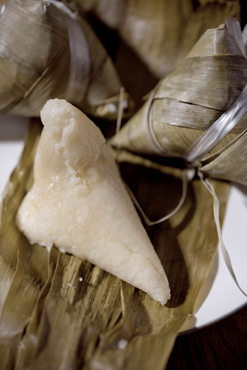 记忆中的味道,只是单纯的清水粽,如果爱吃甜就蘸点白砂糖,没有现在的