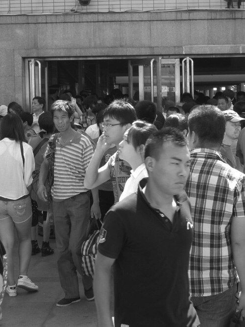 过往的形形色色人群<br />
