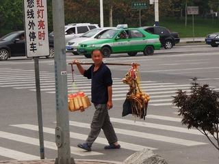 沿街叫卖的老人.jpg
