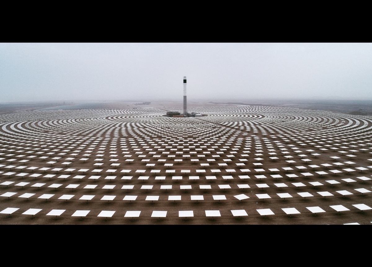 摩洛哥的努奥光热电站三期,一块很皮的太阳能反光板歪着脖子