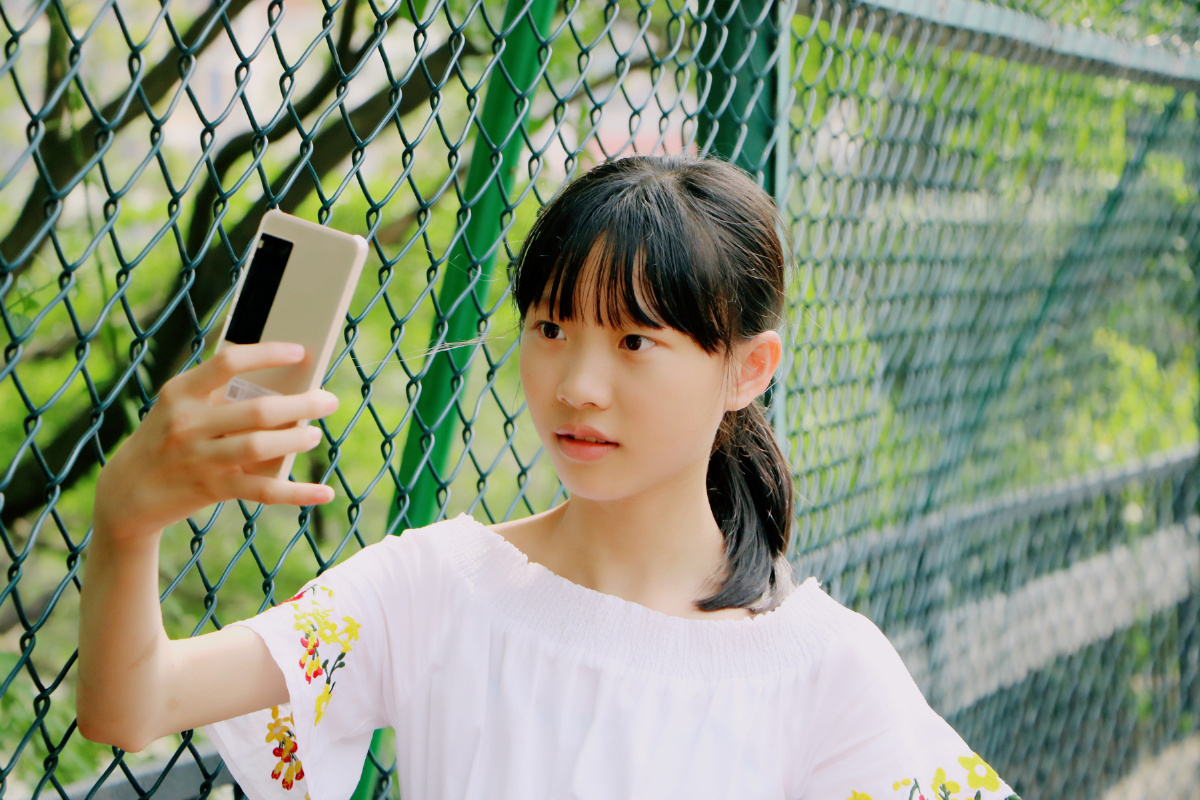 双子座小女生最近爱上自拍