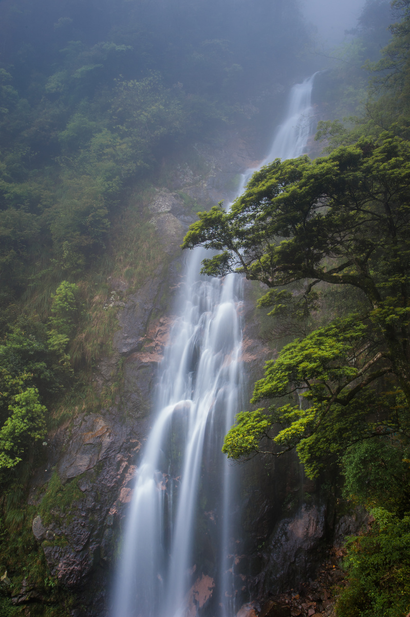 中华第一高瀑 br /> 神龙谷的神龙飞瀑