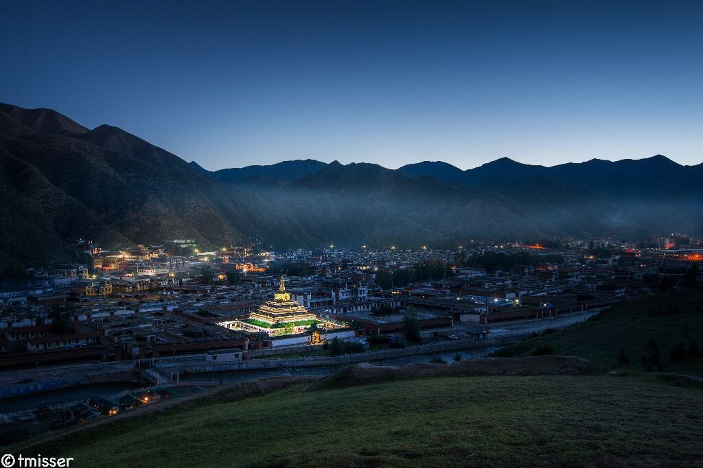 清早5点起床,爬上拉卜楞寺边上的小山丘;因为提前一天踩点的缘故,很容易就选择了这个位置拍摄。看过太多照片拍摄日照拉卜楞寺,自己决定拍出一点不同。当太阳刚好照亮天空,当诵经堂的夜景灯还未关闭,这一切刚刚好。