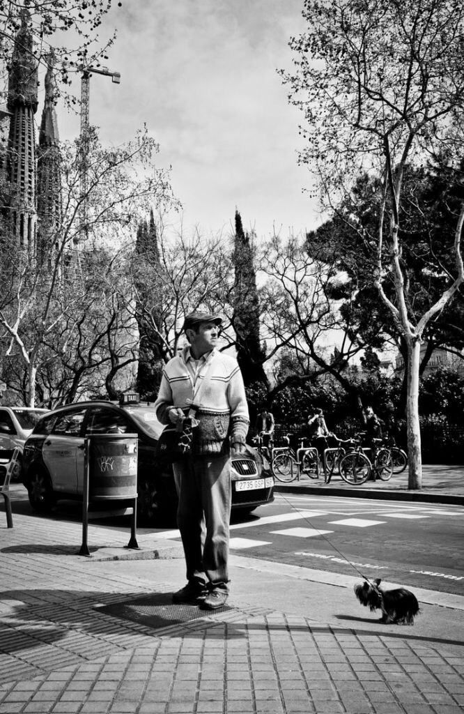 圣家堂前遛狗人<br />
摄于 西班牙 Barcelona