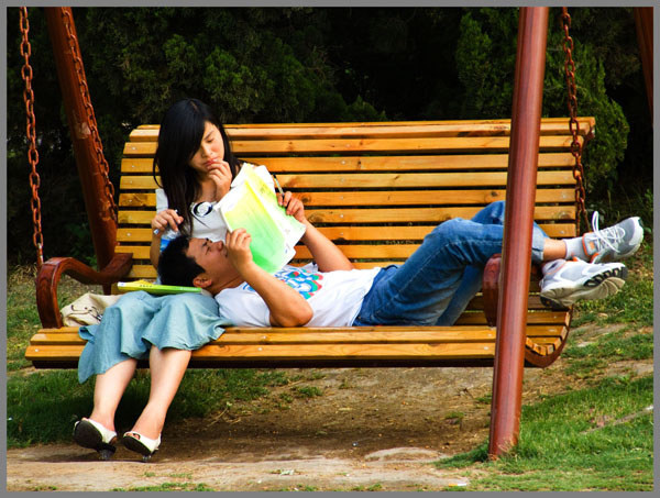 《公园里的大学生情侣》