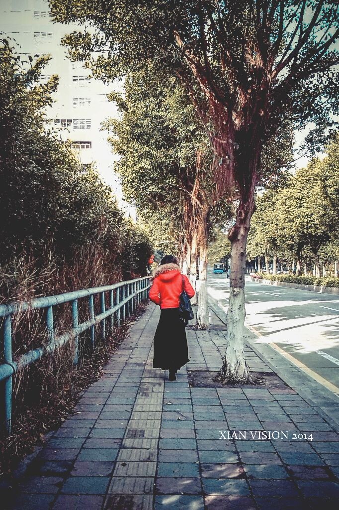 亲爱的，你压根没有必要为了迎合任何人而改变自己。说不定哪一天 ta 走了，才发现，失去的除了 ta 还有你自己。