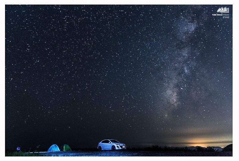 夏日里的那些星光<br />
行行走走，！累了看看星空。！有一盏亮着小灯的帐篷。就那么窝心。