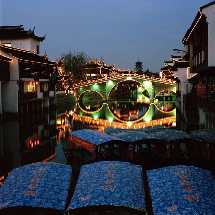 古镇夜色<br />
摄于上海七宝古镇。站在桥上拍对面的桥，前景小船上的蓝布顶蓬很吸引人。可惜的是远处“七宝教寺塔“的灯光没亮。503CX+EKTAR100