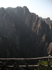 光中的山