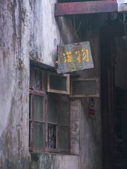 87439