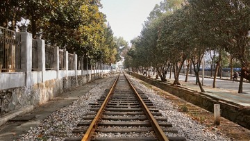 438421