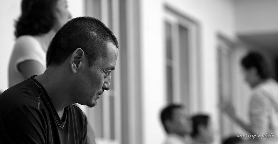 08<br />
尹导在沉默思索……。