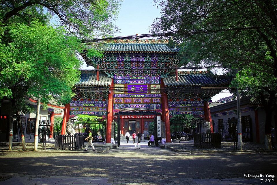 咸阳博物馆是全国著名博物馆之一,1962年正式开放。馆址系1371年(明洪武四年)所建的文庙。全馆现有九个陈列室,一个碑廊,陈列面积共一千一百平方米,展出文物六千余件,陈列内容以秦汉历史文物为主,还有部分宗教文物和碑石墓志等。<br />