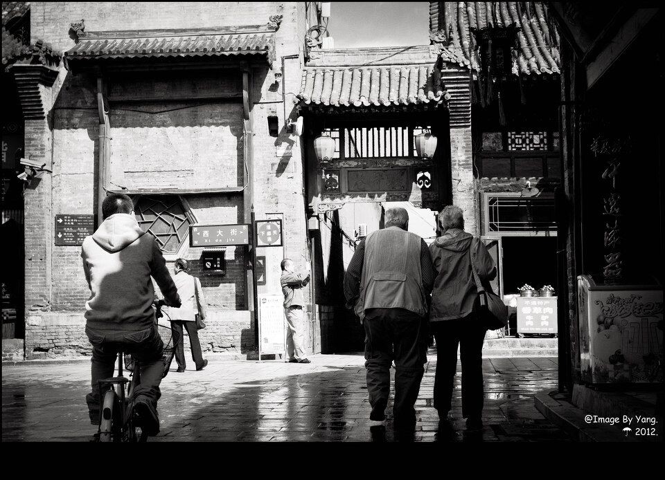 执子之手,与子偕老”,诗词名句,出自《诗经》“邶风”里的《击鼓》篇。大致意思是:今生拉着您的手永结美好,与您永不分离白头到老。千百年来一直让人传诵,成了生死不渝的爱情的代名词。<br />