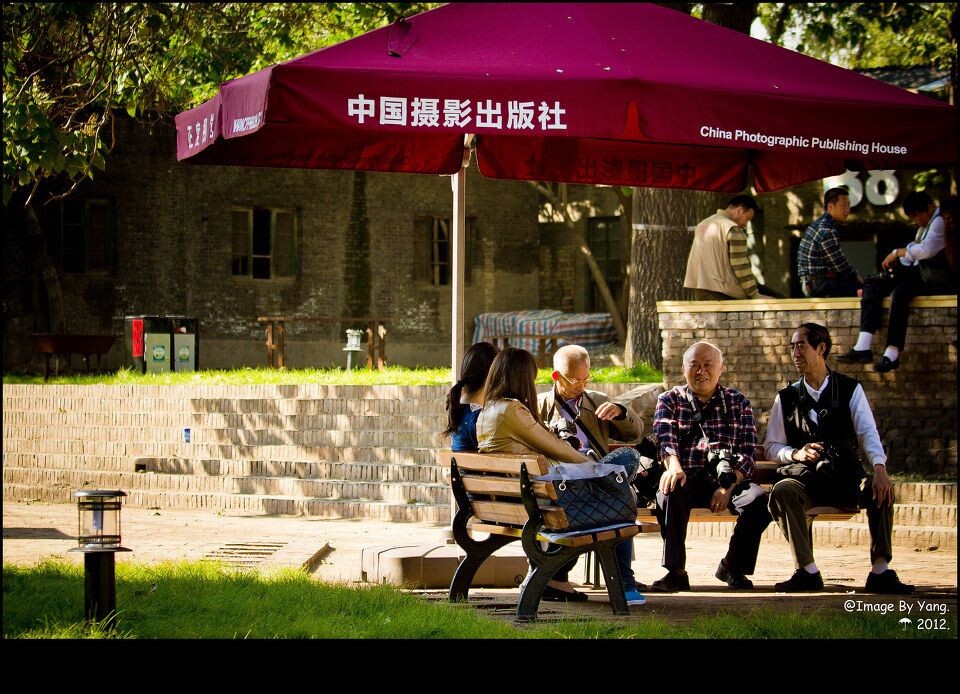 爱摄影的大爷们最爱和小妹妹们交流技术了。<br />