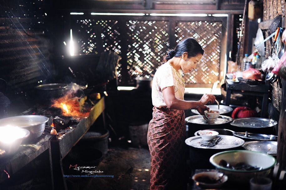 厨<br />
缅甸行的照片喜欢的太多, 但格外喜欢这张的光影, 足够我回味很久很久.