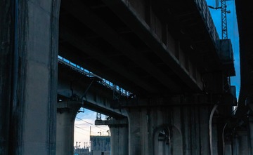 894437